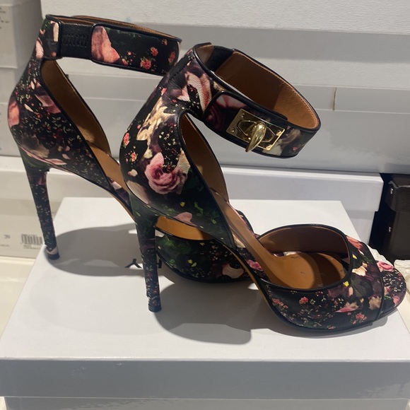 Givenchy Napa camouflage flower print. Size 40 - Picture 6 of 7